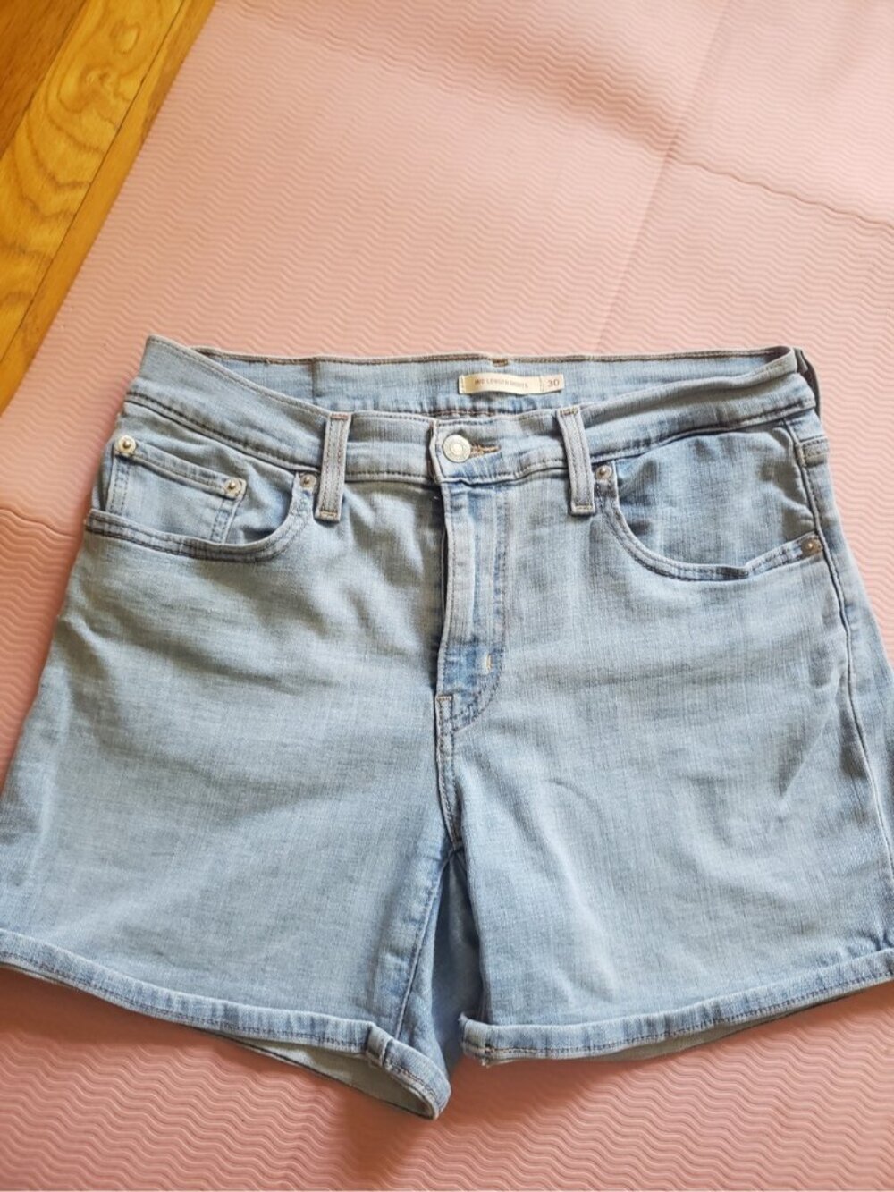 Levi's Women's Mid-Length Denim Shorts Light Wash Size 30 Classic Casual Summer - Picture 4 of 16